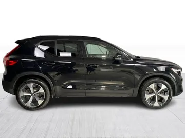 2023 Volvo XC40 - image 2