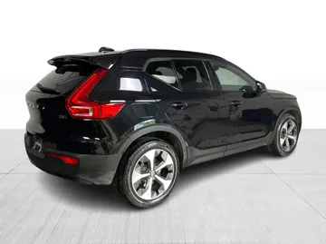 2023 Volvo XC40 - image 15