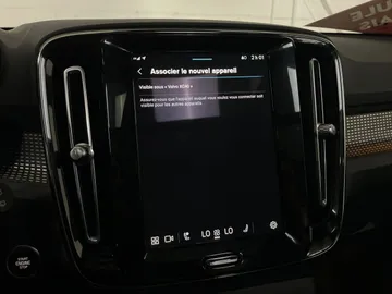 2023 Volvo XC40 - image 26