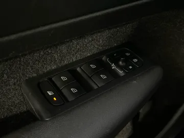 2023 Volvo XC40 - image 25