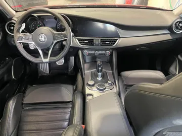 2018 Alfa Romeo Giulia - image 9