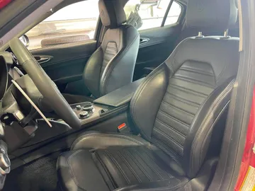 2018 Alfa Romeo Giulia - image 8