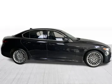 2017 Alfa Romeo Giulia - image 2