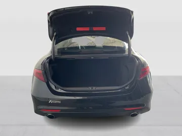 2017 Alfa Romeo Giulia - image 13