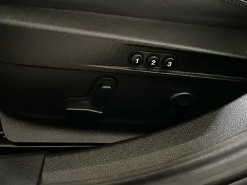 2017 Alfa Romeo Giulia - image 20