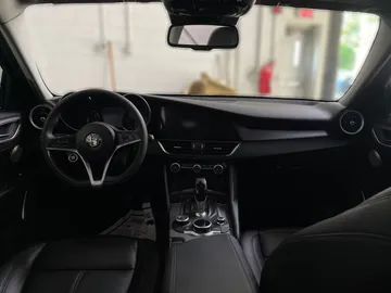 2017 Alfa Romeo Giulia - image 4