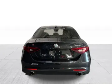 2017 Alfa Romeo Giulia - image 12