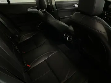 2017 Alfa Romeo Giulia - image 15