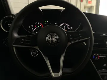 2017 Alfa Romeo Giulia - image 18