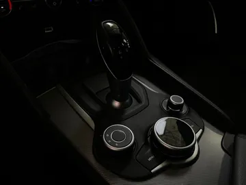 2017 Alfa Romeo Giulia - image 29