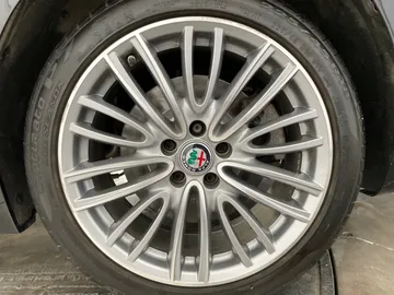 2017 Alfa Romeo Giulia - image 7