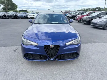 2022 Alfa Romeo Giulia - image 2