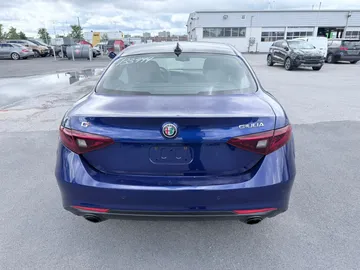 2022 Alfa Romeo Giulia - image 4