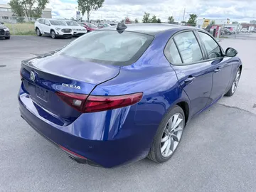 2022 Alfa Romeo Giulia - image 6