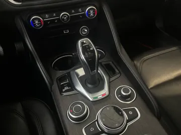 2021 Alfa Romeo Giulia - image 27