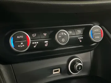 2018 Alfa Romeo Stelvio - image 23