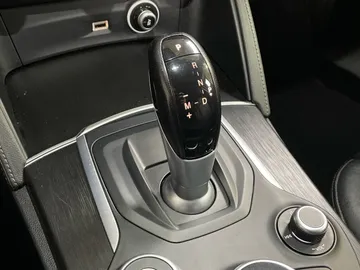 2018 Alfa Romeo Stelvio - image 28