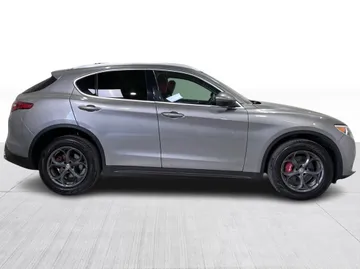 2018 Alfa Romeo Stelvio - image 2