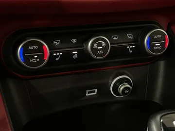2018 Alfa Romeo Stelvio - image 22
