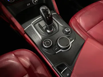 2018 Alfa Romeo Stelvio - image 27