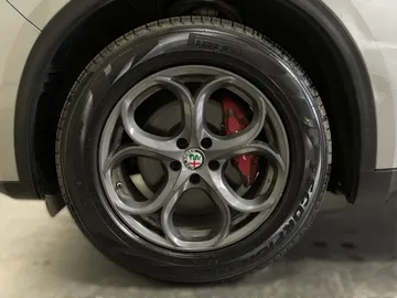 2018 Alfa Romeo Stelvio - image 7