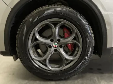 2018 Alfa Romeo Stelvio - image 7