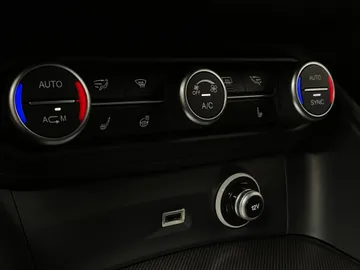 2018 Alfa Romeo Stelvio - image 26