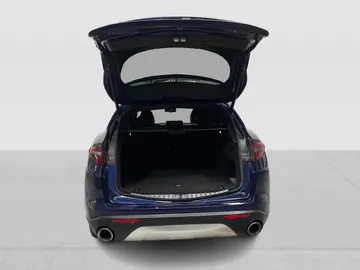 2018 Alfa Romeo Stelvio - image 12