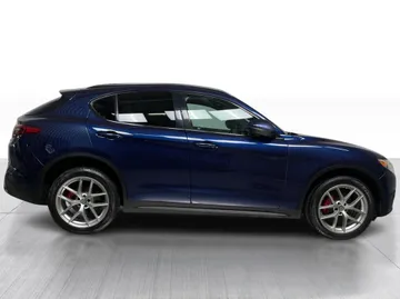 2018 Alfa Romeo Stelvio - image 2