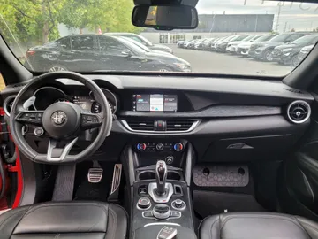 2022 Alfa Romeo Stelvio - image 9