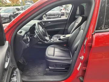 2022 Alfa Romeo Stelvio - image 8