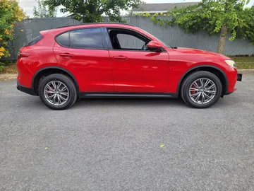 2022 Alfa Romeo Stelvio - image 4