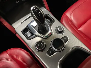 2020 Alfa Romeo Stelvio - image 29