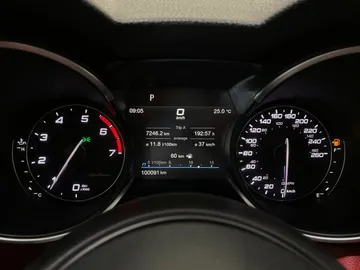 2020 Alfa Romeo Stelvio - image 18