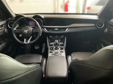 2023 Alfa Romeo Stelvio - image 4