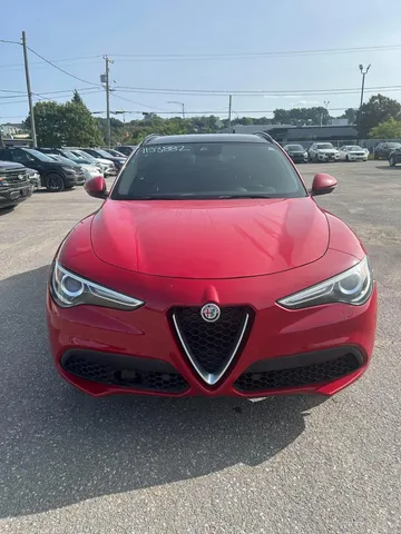 2022 Alfa Romeo Stelvio - image 2