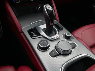 2021 Alfa Romeo Stelvio - image 28