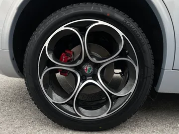 2021 Alfa Romeo Stelvio - image 7