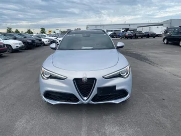 2021 Alfa Romeo Stelvio - image 2