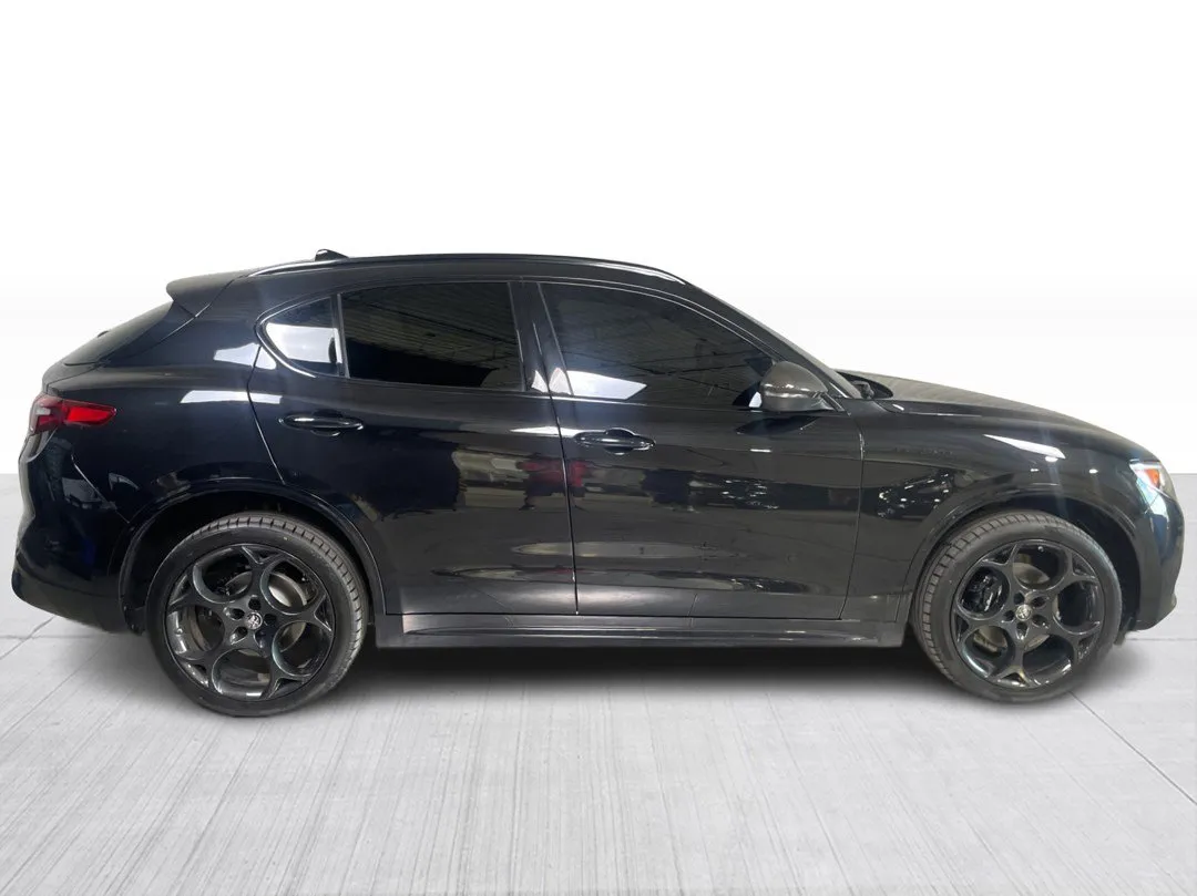 2023 Alfa Romeo Stelvio — photo 2