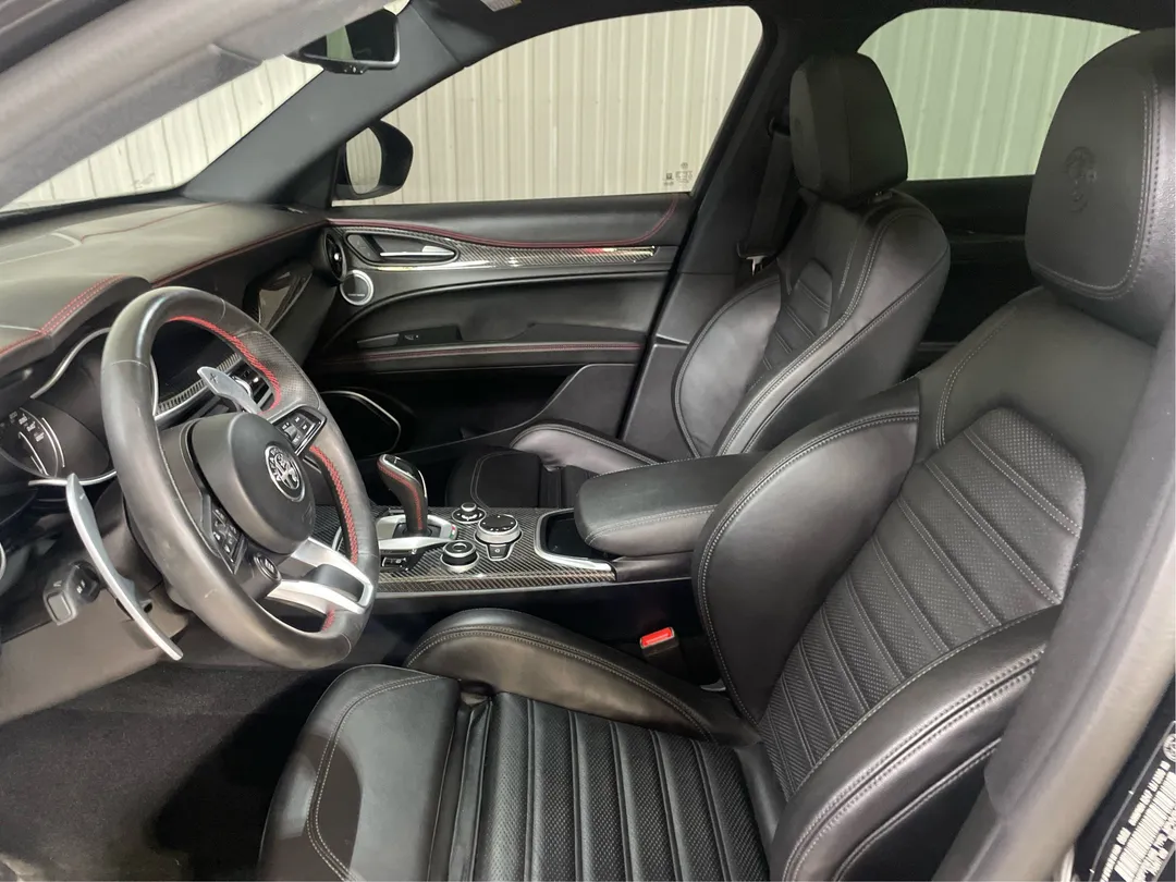 2023 Alfa Romeo Stelvio — photo 3
