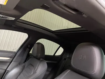 2022 Alfa Romeo Stelvio - image 6