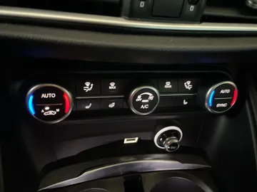 2022 Alfa Romeo Stelvio - image 25