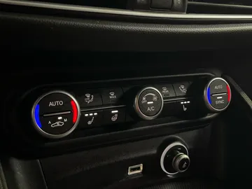 2022 Alfa Romeo Stelvio - image 26