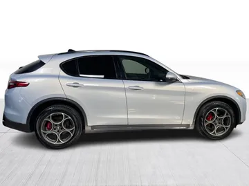 2023 Alfa Romeo Stelvio - image 2