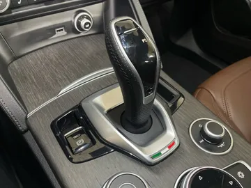 2023 Alfa Romeo Stelvio - image 32