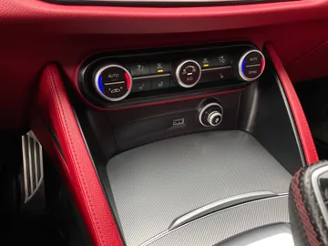 2020 Alfa Romeo Stelvio - image 23