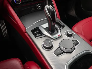 2020 Alfa Romeo Stelvio - image 27