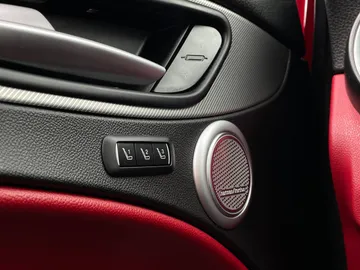 2020 Alfa Romeo Stelvio - image 18