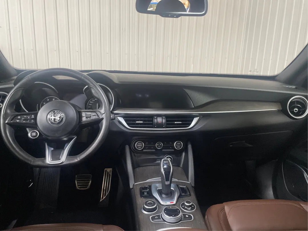 2022 Alfa Romeo Stelvio — photo 4